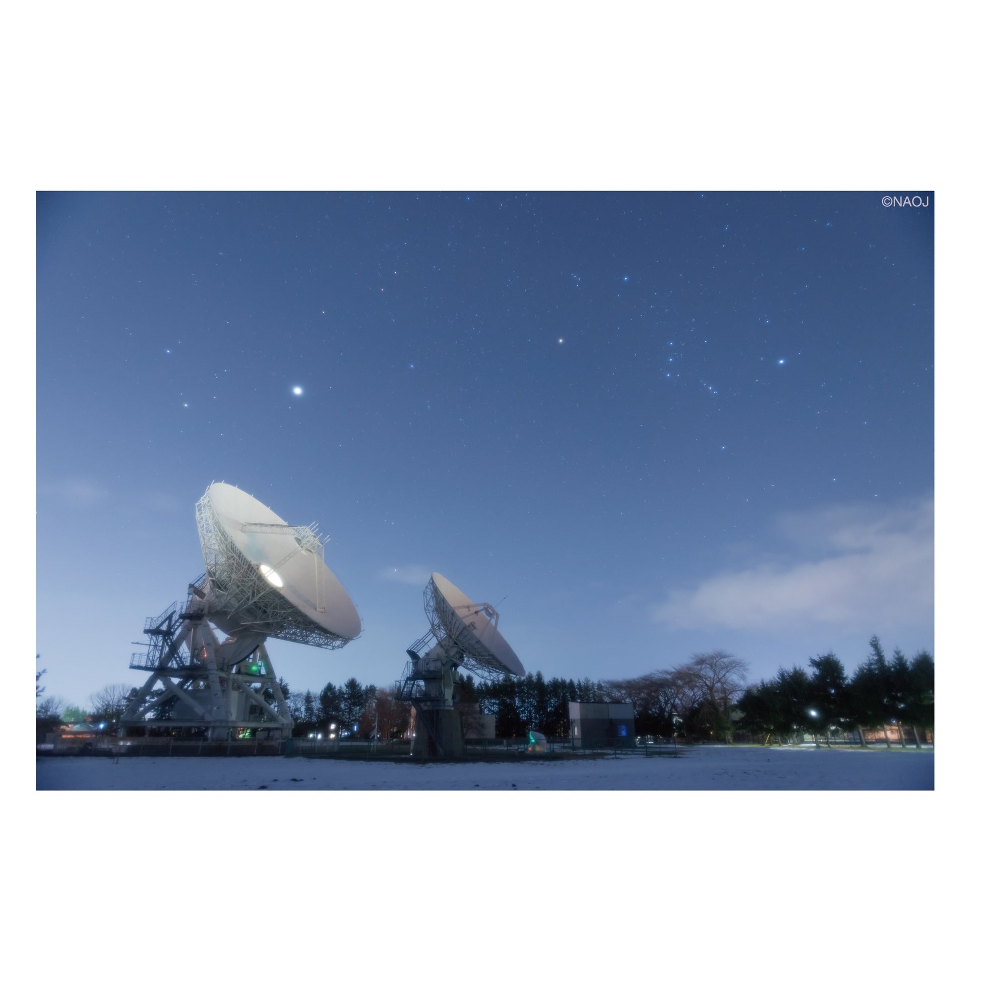 国立天文台  今週の一枚  ポストカード VERA水沢観測局——20メートル電波望遠鏡とオリオン座 00