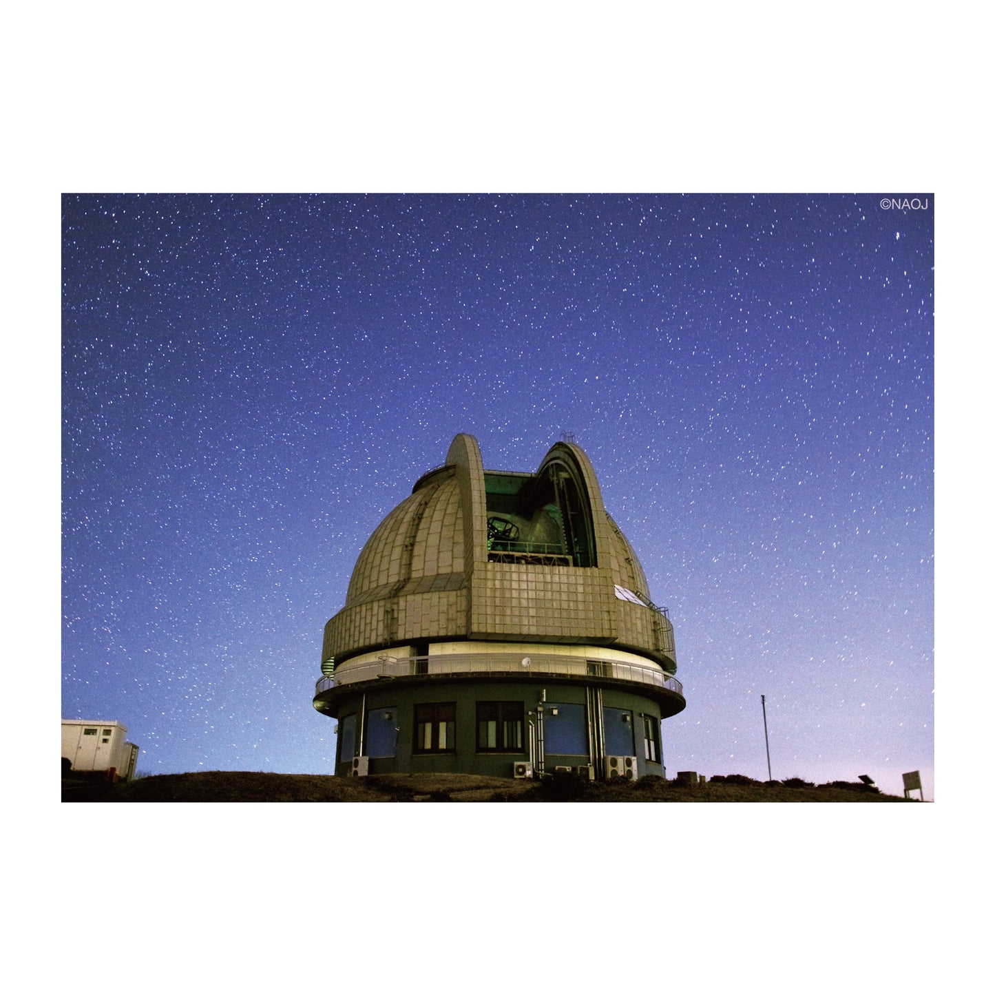 国立天文台  今週の一枚  ポストカード 満天の星の下の188cm反射望遠鏡ドーム 00